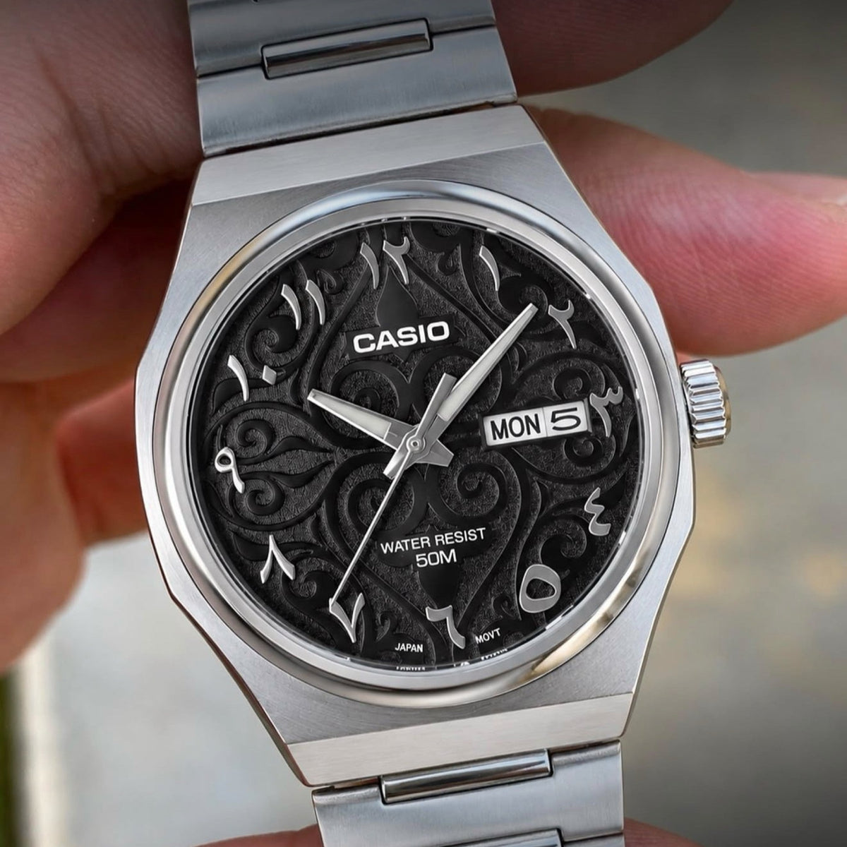 Casio MTP-E735AR-1AV – porté en main