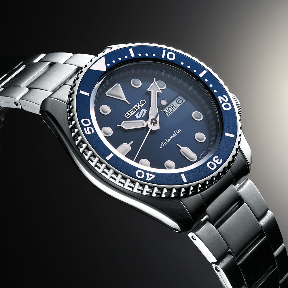 Seiko 5 Sports Bleue SRPD51K1 – vue de trois quarts