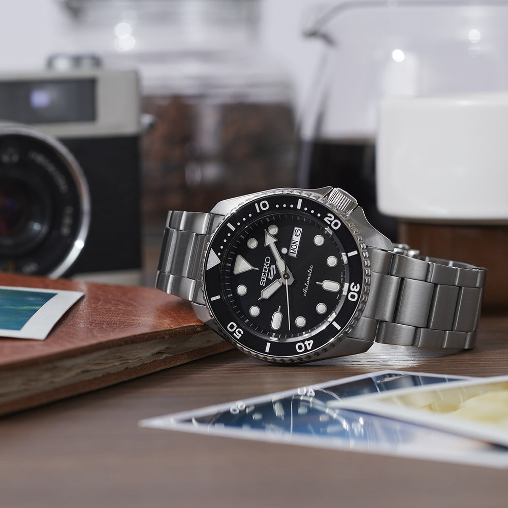 Seiko 5 Sports Noire SRPD55K1 – posée sur un bureau