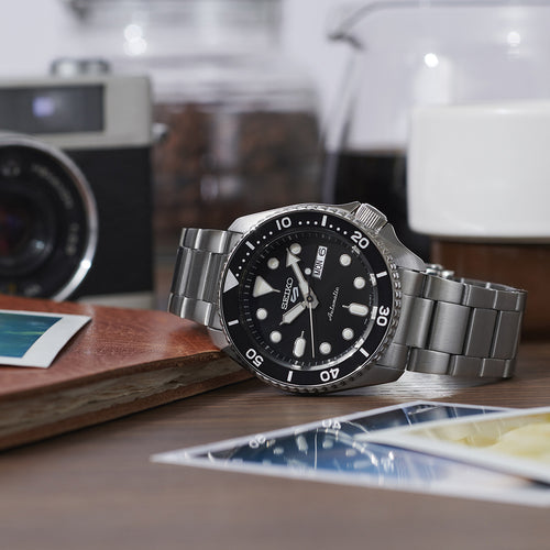 Seiko 5 Sports Noire SRPD55K1 – posée sur un bureau