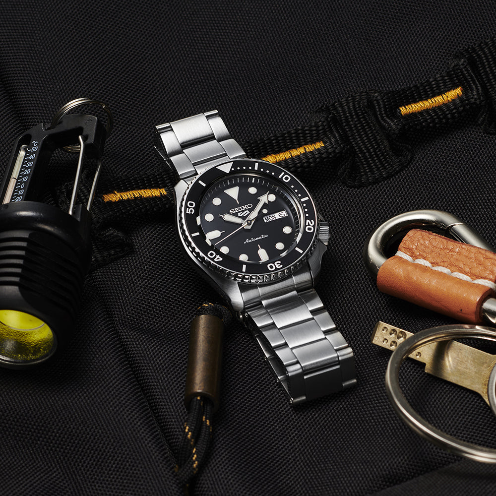 Seiko 5 Sports Noire SRPD55K1 – posée sur un tissu noir